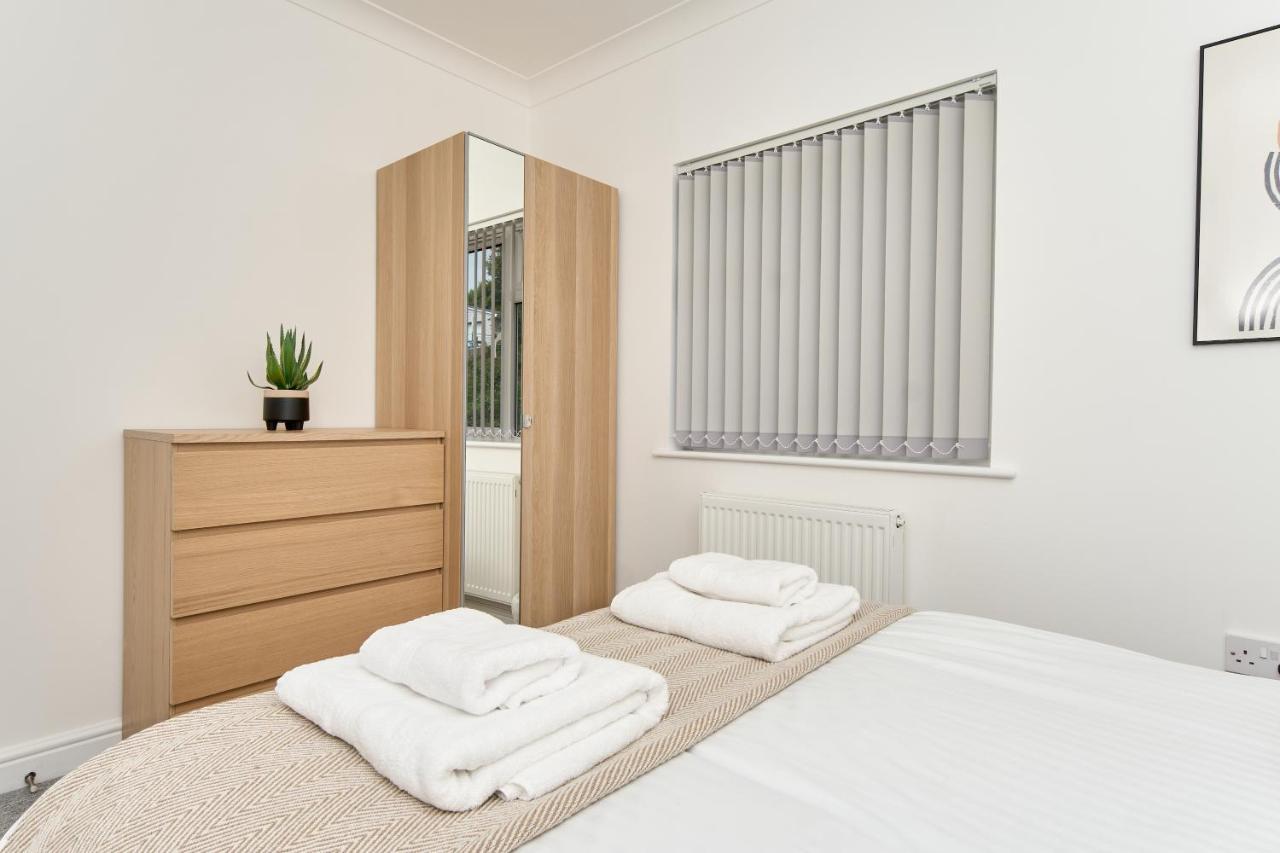 Beautiful 3 Bed Apartment In Bonchurch - Nr Ventnor - Large Outside Terrace & Parking - Dog Friendly - The Perfect Choice For Couples, Friends, Families - 5 Mins To Beach Esterno foto