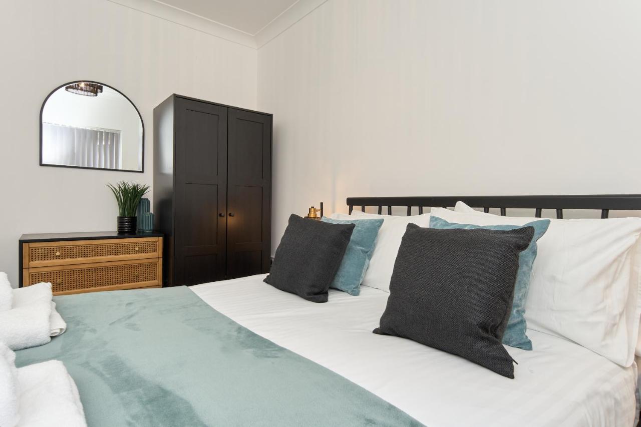 Beautiful 3 Bed Apartment In Bonchurch - Nr Ventnor - Large Outside Terrace & Parking - Dog Friendly - The Perfect Choice For Couples, Friends, Families - 5 Mins To Beach Esterno foto