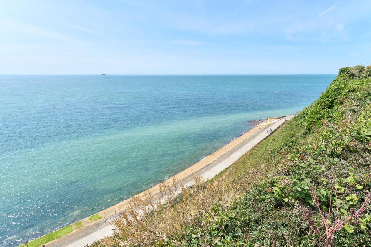 Beautiful 3 Bed Apartment In Bonchurch - Nr Ventnor - Large Outside Terrace & Parking - Dog Friendly - The Perfect Choice For Couples, Friends, Families - 5 Mins To Beach Esterno foto