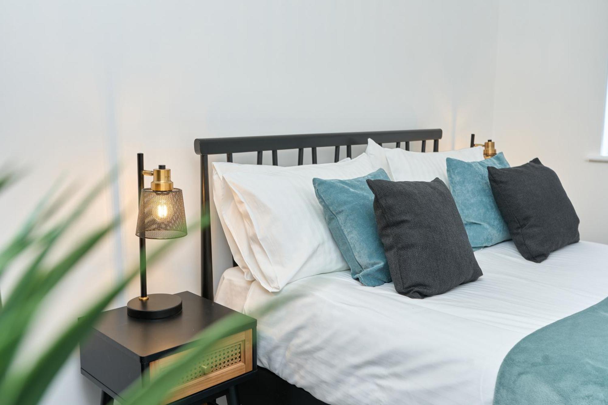 Beautiful 3 Bed Apartment In Bonchurch - Nr Ventnor - Large Outside Terrace & Parking - Dog Friendly - The Perfect Choice For Couples, Friends, Families - 5 Mins To Beach Esterno foto