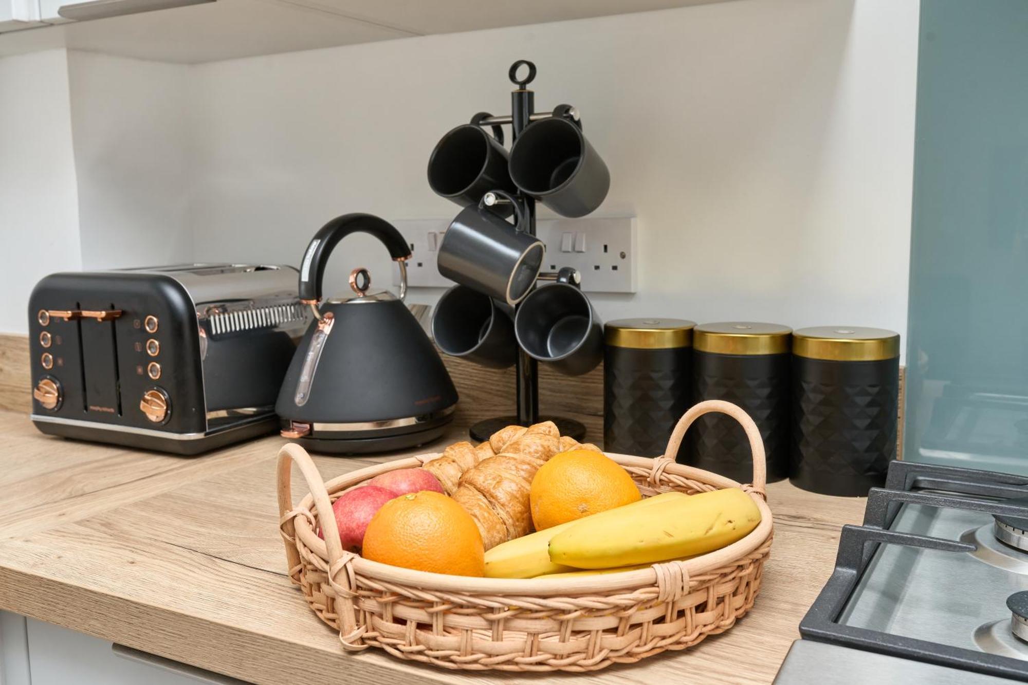Beautiful 3 Bed Apartment In Bonchurch - Nr Ventnor - Large Outside Terrace & Parking - Dog Friendly - The Perfect Choice For Couples, Friends, Families - 5 Mins To Beach Esterno foto